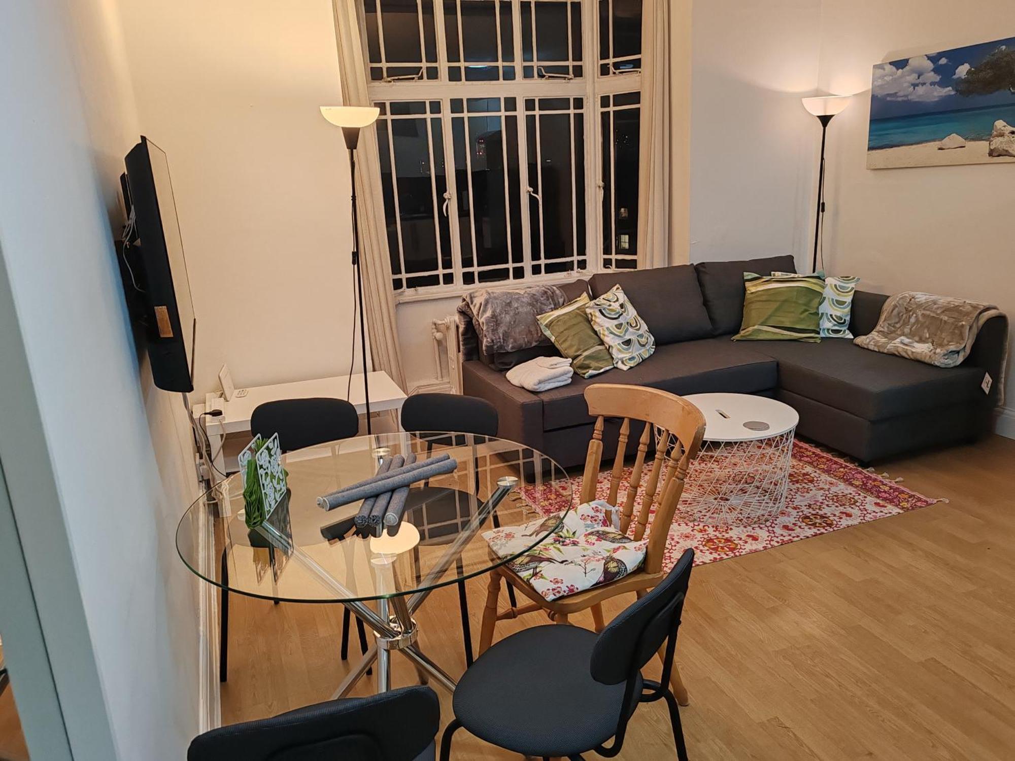 Two Bedroom In Queensway, W2, Londra